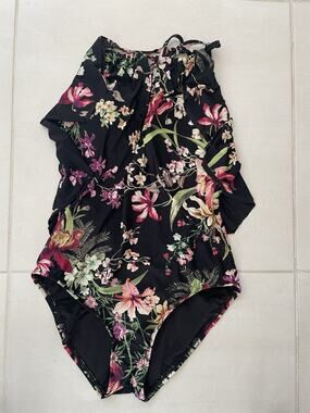 Carmen Marc Valvo Swimsuit One Piece Swimwear Floral Ruffled Swim